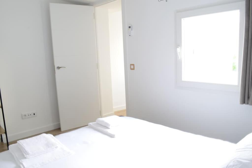 Casa En Alquiler Vacacional En アルカラ・デ・エナレス エクステリア 写真